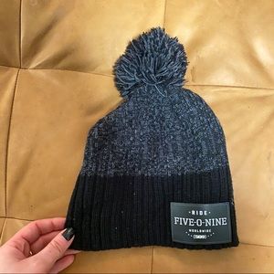 509 GREY/BLACK BEANIE WITH PUFF